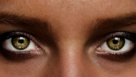 Lo smokey eyes sugli occhi verdi è il trucco più cool per queste iridi rare e bellissime