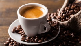 Caffè decaffeinato? Cosa devi sapere, tra benefici e controindicazioni