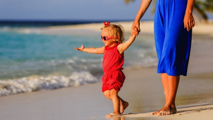 Perché i bambini dovrebbero camminare scalzi (soprattutto d’estate)