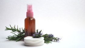 Acqua di rosmarino: gli effetti su pelle e capelli