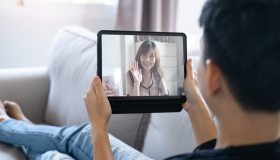 Come continuare a coltivare un’amicizia a distanza