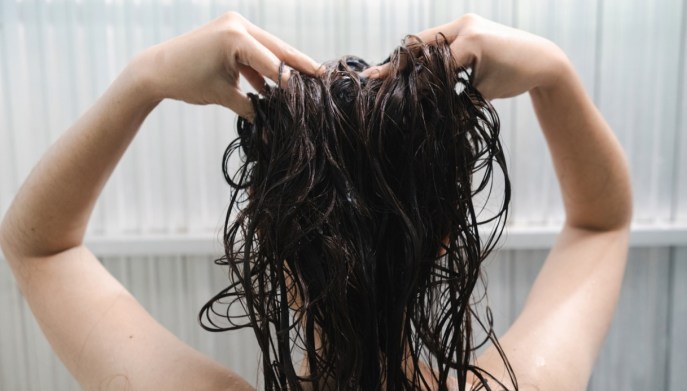 Lavare i capelli senza shampoo: lo scrub gentile del cowash