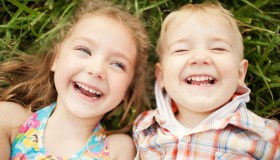 Crescere con due mamme (o papà) non ha nessun effetto negativo sulla salute del bambino