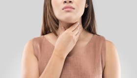 Abbassamento della voce: cause, quanto dura e rimedi naturali