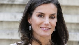 Letizia di Spagna ricicla la maxi gonna. Ma questa volta sbaglia
