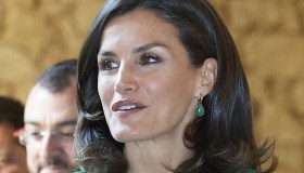 Letizia di Spagna osa col look da adolescente e supera la prova