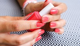 Unghie corallo, l’alternativa estiva al rosso classico per una manicure super elegante