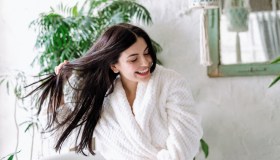 Nutrire i capelli in modo naturale? Con gli impacchi pre shampoo si può.