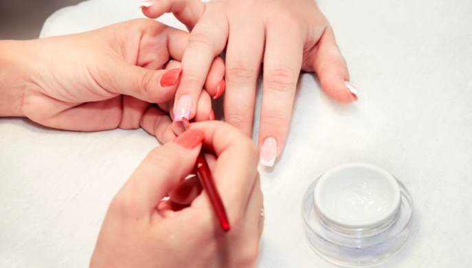 Ricostruzione delle unghie con il gel, come e quando farla