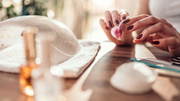 Smalto semipermanente: come toglierlo nel modo giusto e senza danneggiare le unghie