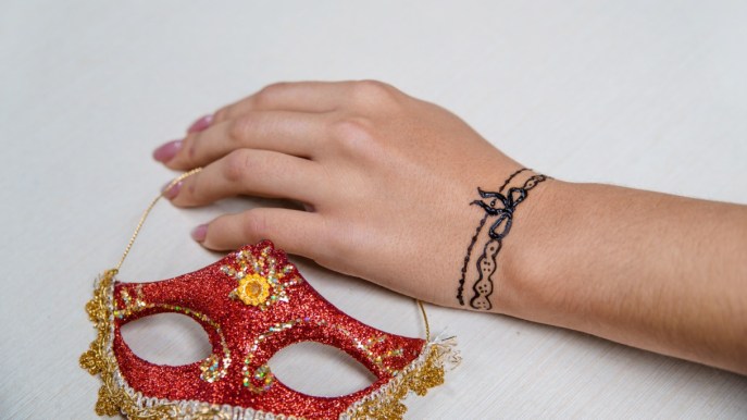 Tatuaggio a forma di fiocco: idee e significati per un tattoo super femminile