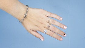 Manicure Minimal con puntino: raffinata ma particolare, facile da realizzare