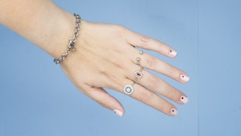 Manicure Minimal con puntino: raffinata ma particolare, facile da realizzare