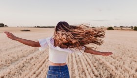 Quanto crescono i capelli e come favorirne la crescita e il benessere