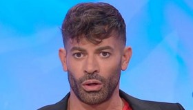 Gianni Sperti replica a Paola Barale dopo la gaffe in tv