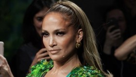 JLo in passerella a 50 anni è un inno alla femminilità che non teme tempo e “imperfezioni”