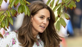 Kate Middleton debutta sul trattore: abito da 1800 euro e pancino in vista