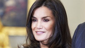 Letizia di Spagna copia l’abito blu a pois e incanta il Palazzo