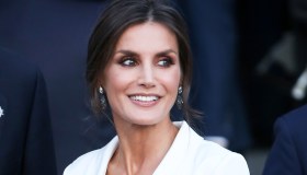 Letizia di Spagna sceglie ancora l’animalier e incanta Cuba