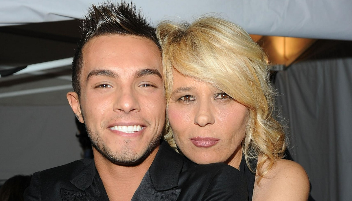 Marco Carta, il commento di Maria De Filippi sull’accusa di furto in tv