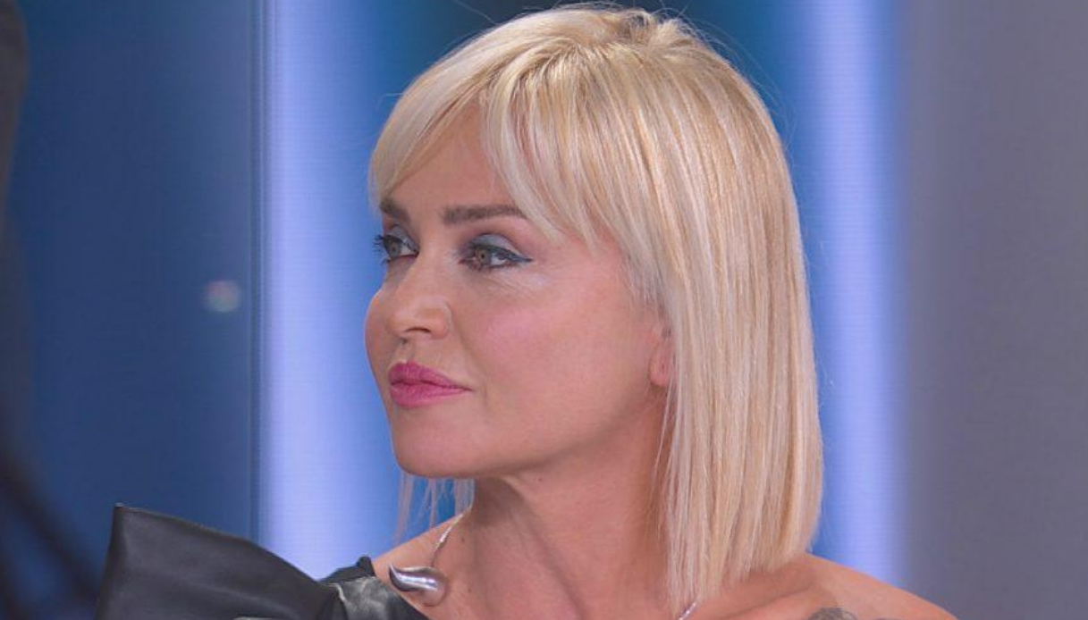 Paola Barale, gaffe su Gianni Sperti al Maurizio Costanzo Show