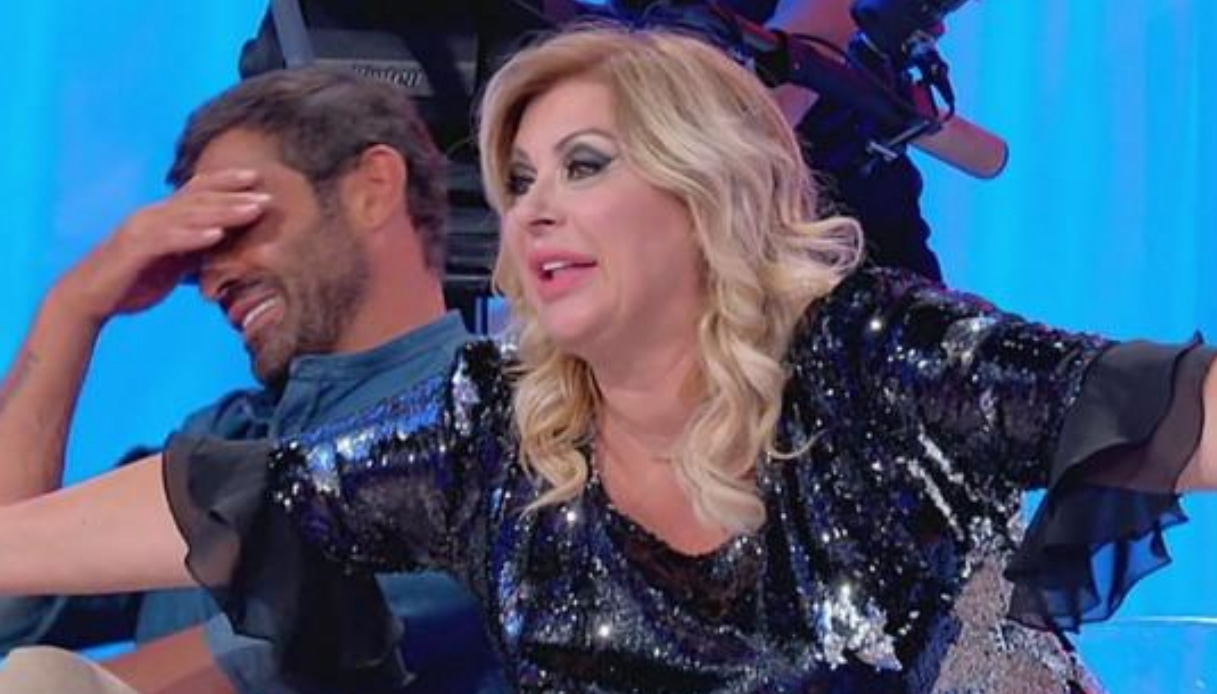 U&D, caos in studio: Tina alza il vestito a Gemma
