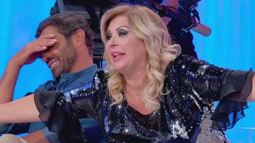 U&D, caos in studio: Tina alza il vestito a Gemma