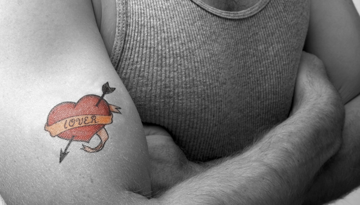 Tatuaggio a forma di cuore old school