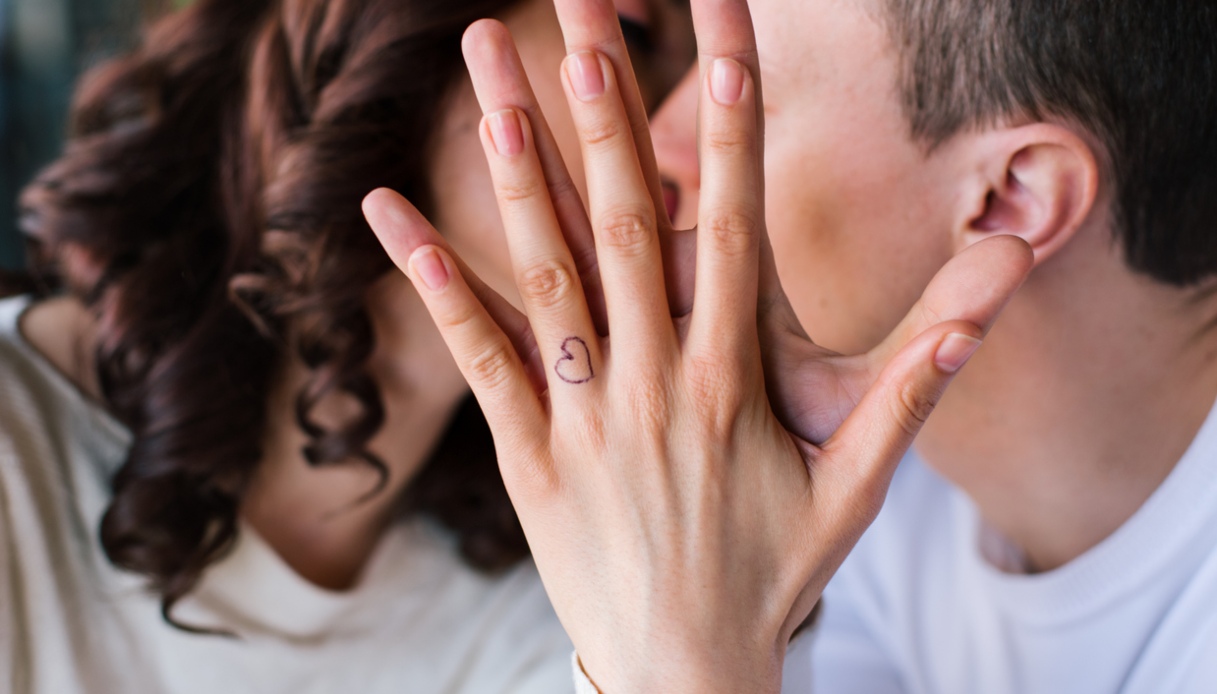 Tatuaggio a forma di cuore, amore di coppia
