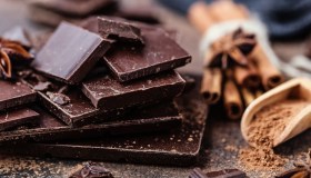 Pressione, gli alimenti che la tengono a bada. Tra cui il cioccolato