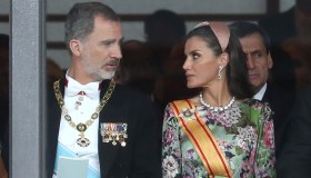 Letizia di Spagna in Giappone esagera col look floreale e delude