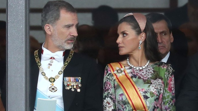 Letizia di Spagna in Giappone esagera col look floreale e delude