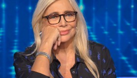 Domenica In, ancora tante emozioni per Mara. E scappa un bacio in diretta