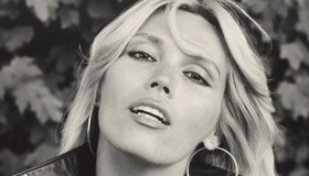 Amanda Lear, 81 anni nel segno della libertà e della trasgressione