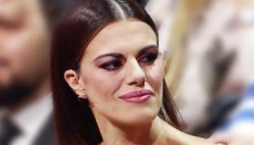 Una Storia Da Cantare, Bianca Guaccero splendida in nero e rosa. Ed emoziona con Mogol