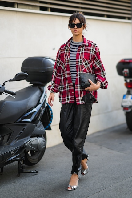 ragazza con camicia a quadri e t-shirt a righe