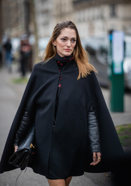 ragazza con mantella nera