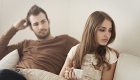 Cari uomini, preoccupatevi se la vostra donna sceglie il silenzio