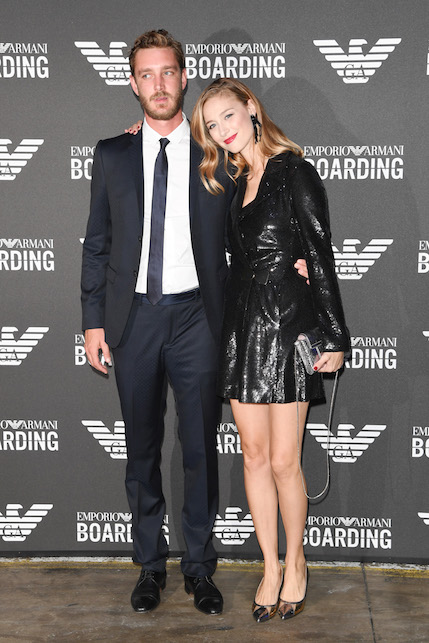 Beatrice Borromeo vestita di nero con gonna corta e Pierre Casiraghi con completo nero