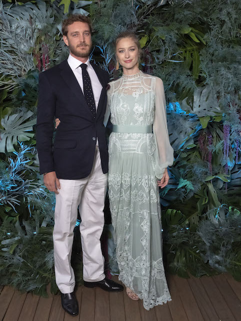Beatrice Borromeo con abito verde pastello e Pierre Casiraghi con giacca blu e pantalone beige