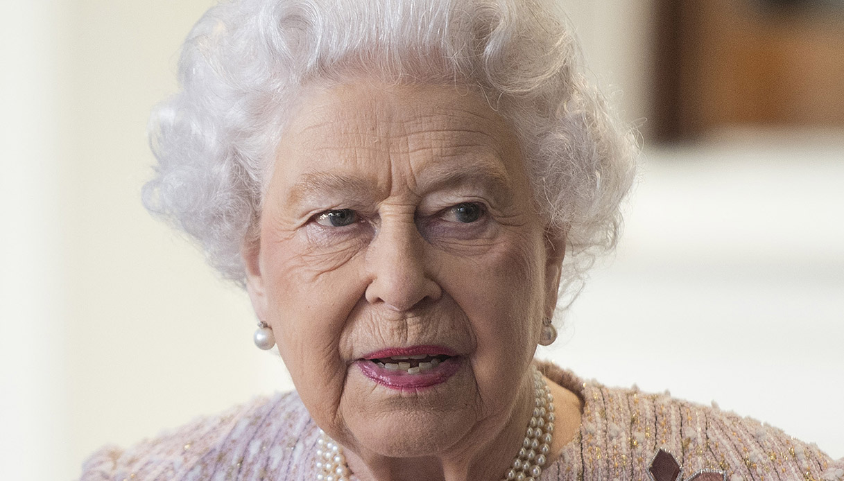 La Regina ispeziona le carrozze del marito in suo ricordo