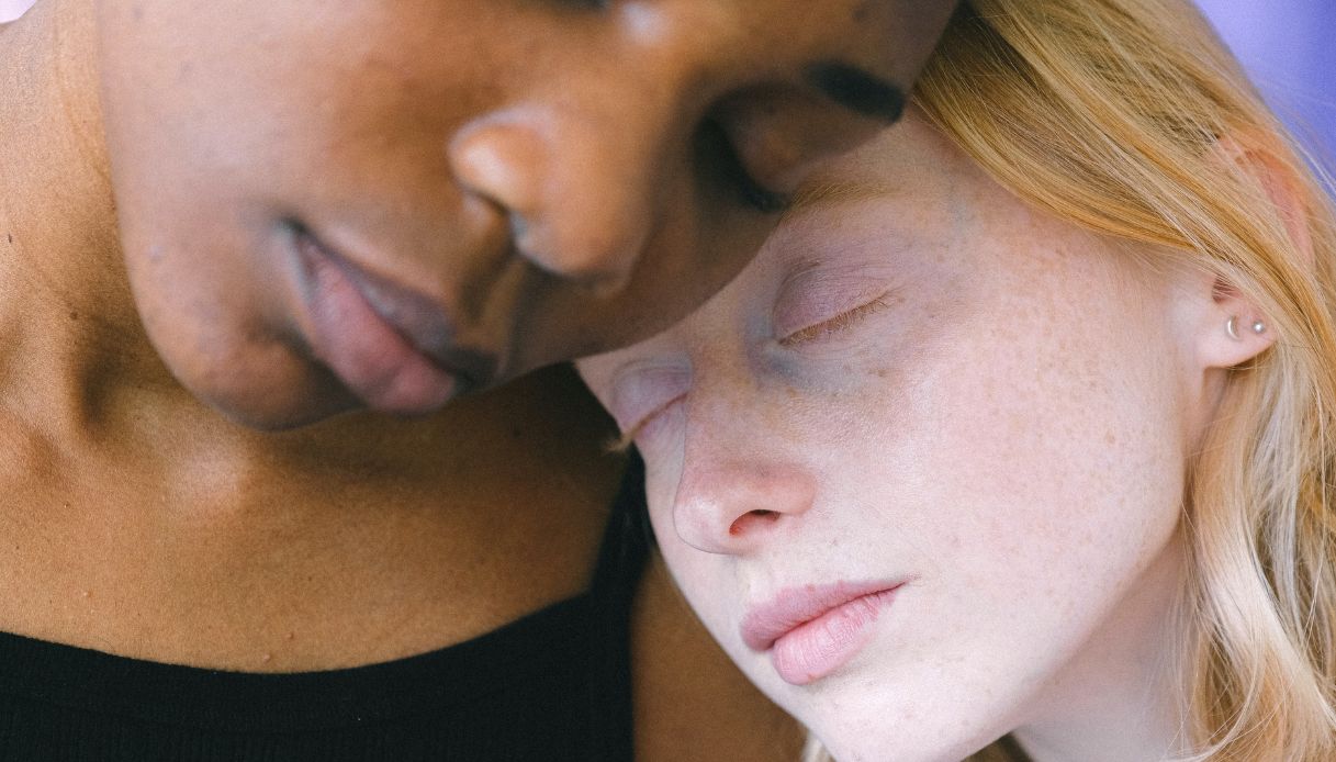 ragazza nera e ragazza bianca primo piano volti che si abbracciano