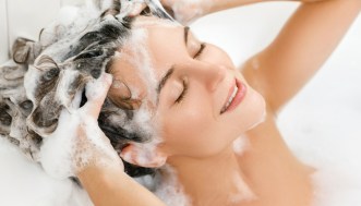 Asciugare i capelli in estate: scopri i metodi migliori e senza calore!