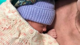 Questi volontari realizzano abiti piccolissimi per i neonati prematuri