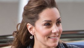 Kate Middleton osa con la minigonna e viene tradita dal vento