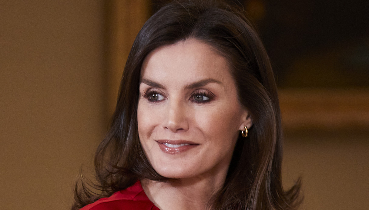 Letizia di Spagna ricicla la gonna, osa con gli stivali e incanta