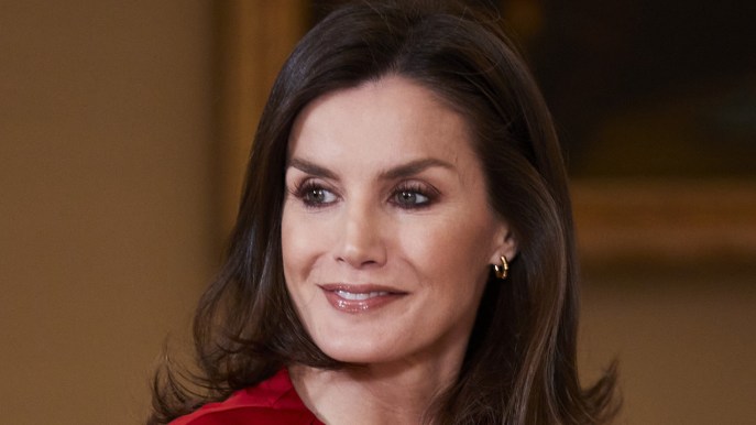 Letizia di Spagna ricicla la gonna, osa con gli stivali e incanta