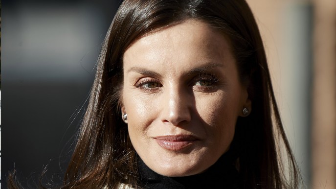 Letizia osa in bianco e nero: look da working girl per l’incontro istituzionale