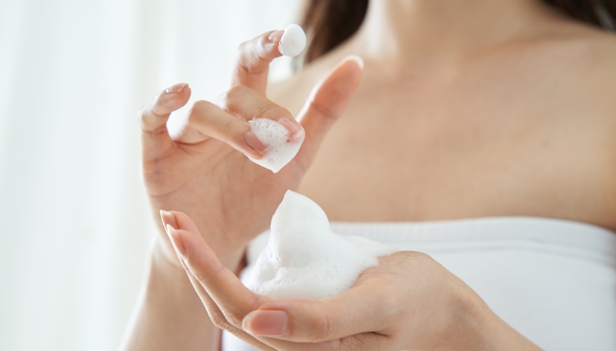 Lavarsi il viso, come e perché sciacquare lo struccante