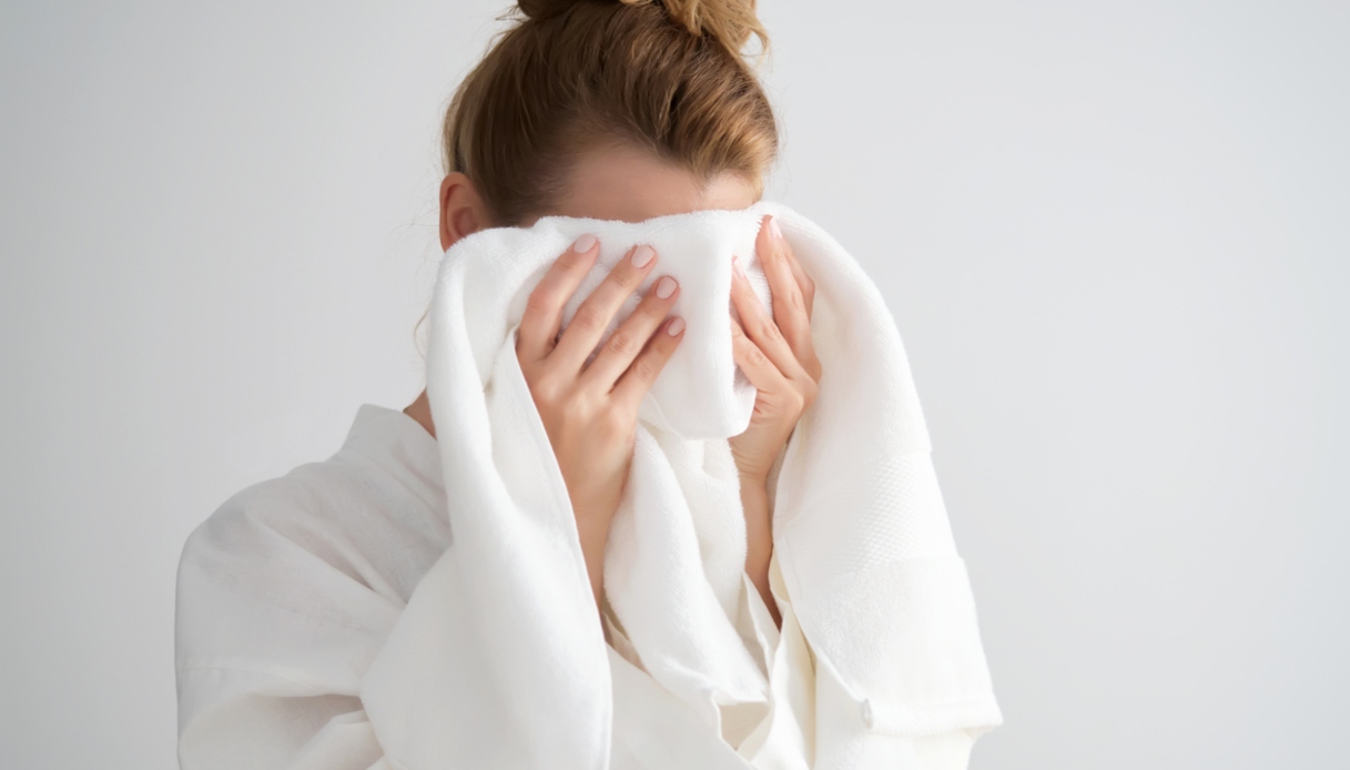 Lavarsi il viso: la cute non si strofina, si tampona